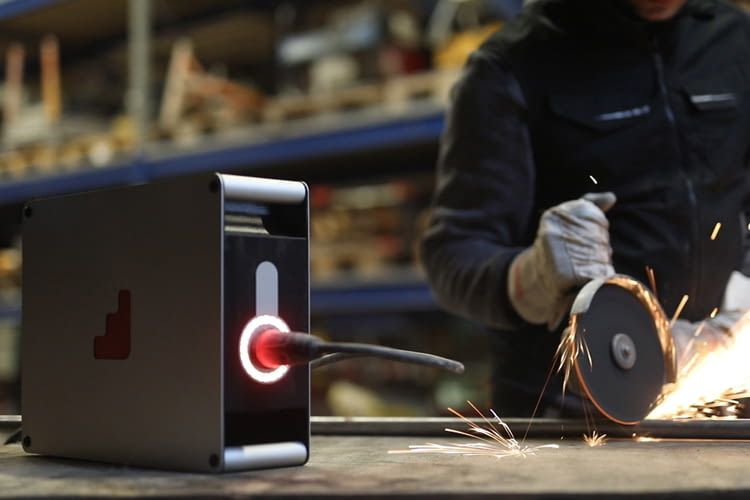 Dank einhändiger Transportation kann die Batterie auch in schwer zugänglichen Gebieten Einsatz finden Dank einhändiger Transportation kann die Batterie auch in schwer zugänglichen Gebieten Einsatz finden