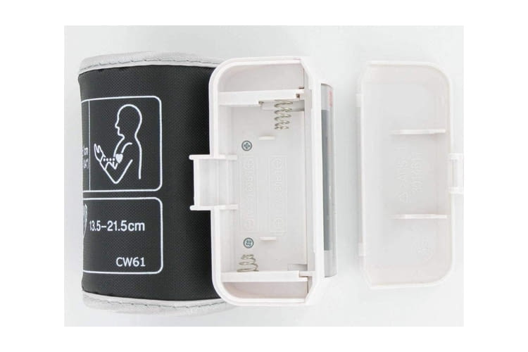 Statt mit Akku oder Kabel wird dieses Blutdruckmessgerät mit Batterien betrieben Statt mit Akku oder Kabel wird dieses Blutdruckmessgerät mit Batterien betrieben