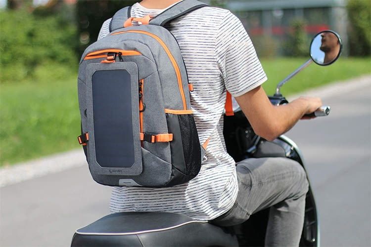 Das Solarpanel auf der Rückseite ist bei Bedarf abnehmbar Das Solarpanel auf der Rückseite ist bei Bedarf abnehmbar