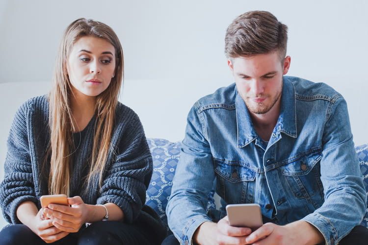 Wer dem Partner nicht traut, kann dessen Handy, PC oder Tablet erstaunlich leicht manipulieren Wer dem Partner nicht traut, kann dessen Handy, PC oder Tablet erstaunlich leicht manipulieren
