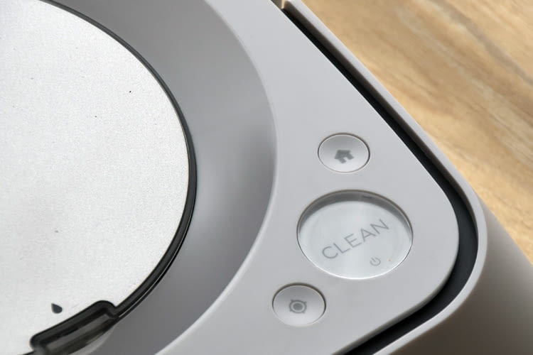 Eine große Clean-Taste erleichtert auch Menschen mit Sehbeinträchtigungen die Nutzung Eine große Clean-Taste erleichtert auch Menschen mit Sehbeinträchtigungen die Nutzung