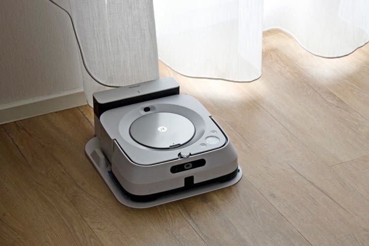 iRobot Braava jet m6 kehrt nach dem Putzvorgang automatisch zur Ladestation zurück iRobot Braava jet m6 kehrt nach dem Putzvorgang automatisch zur Ladestation zurück