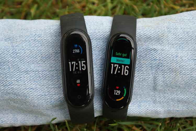 Das Mi Band 6 (rechts) zeigt Daten deutlich größer an als sein Vorgänger Das Mi Band 6 (rechts) zeigt Daten deutlich größer an als sein Vorgänger