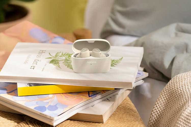 Jabra Elite 5 sind eine gute Apple AirPods Alternative und gibt es auch in einer hellen Ausführung. Jabra Elite 5 sind eine gute Apple AirPods Alternative und gibt es auch in einer hellen Ausführung.