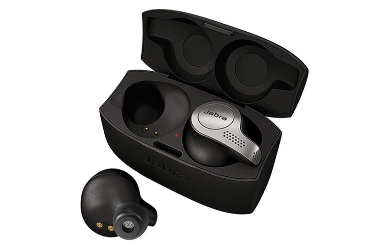 Die Jabra Elite 65t Bluetooth-Ohrhörer werden über ihr Etui aufgeladen Die Jabra Elite 65t Bluetooth-Ohrhörer werden über ihr Etui aufgeladen