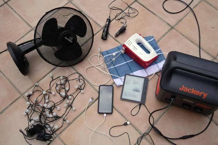 Hier sind einige unserer Testgeräte zu sehen, die wir mit dem Generator betrieben haben Hier sind einige unserer Testgeräte zu sehen, die wir mit dem Generator betrieben haben