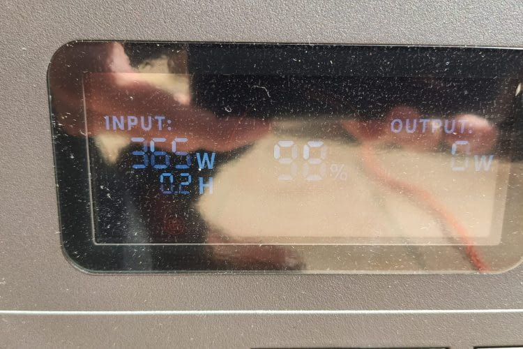 Wir konnten eine Einspeisung von 365 Watt mithilfe der Solarpaneele erreichen Wir konnten eine Einspeisung von 365 Watt mithilfe der Solarpaneele erreichen