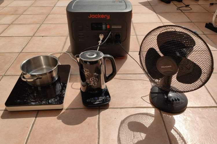 Eine Induktionsherdplatte und ein Wasserkocher konnten zeitgleich betrieben werden Eine Induktionsherdplatte und ein Wasserkocher konnten zeitgleich betrieben werden