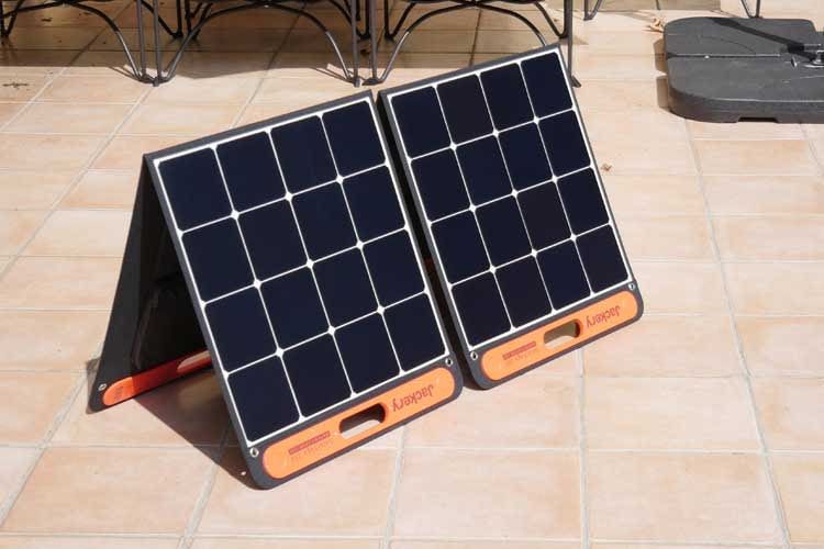 Die faltbaren und insgesamt 200 Watt Solarpanele waren bereits Teil des Lieferumfangs vom Jackery Explorer 1000 Solargenerator Die faltbaren und insgesamt 200 Watt Solarpanele waren bereits Teil des Lieferumfangs vom Jackery Explorer 1000 Solargenerator