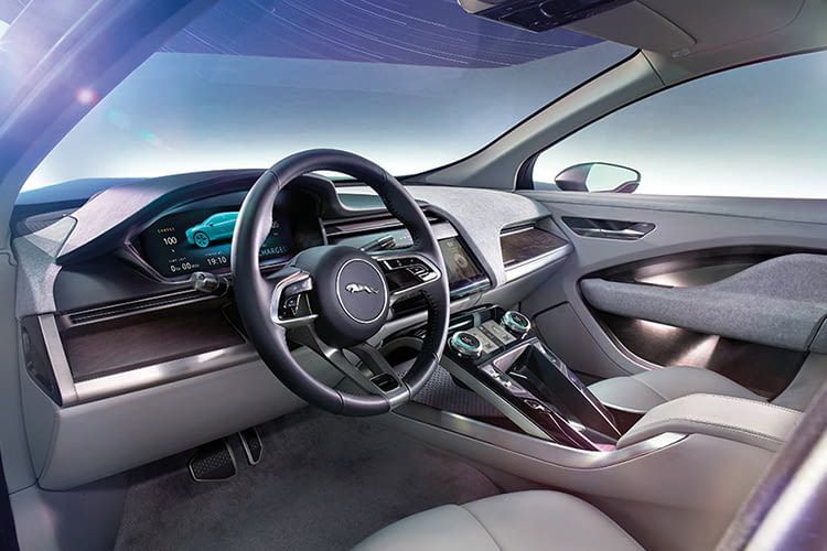 Der Jaguar I-PACE hat im inneren zwei Displays. Eines für Fahrinformationen und eines für Infotainment-Funktionen Der Jaguar I-PACE hat im inneren zwei Displays. Eines für Fahrinformationen und eines für Infotainment-Funktionen
