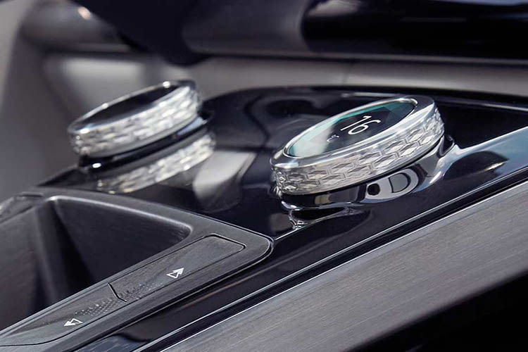 Die Knopfe auf der Mittelkonsole des Jaguar I-PACE haben eine eingebaute Digitalanzeige Die Knopfe auf der Mittelkonsole des Jaguar I-PACE haben eine eingebaute Digitalanzeige