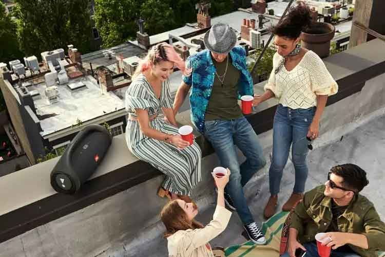 Die knapp 6 Kilo schwere JBL Boombox beschallt auch Partys und sorgt für nachbarschaftliches Kennenlernen Die knapp 6 Kilo schwere JBL Boombox beschallt auch Partys und sorgt für nachbarschaftliches Kennenlernen