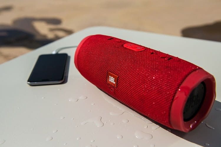 JBL Charge 3: Über die Freisprechfunktion können Nutzer über den Bluetooth-Lautsprecher telefonieren JBL Charge 3: Über die Freisprechfunktion können Nutzer über den Bluetooth-Lautsprecher telefonieren