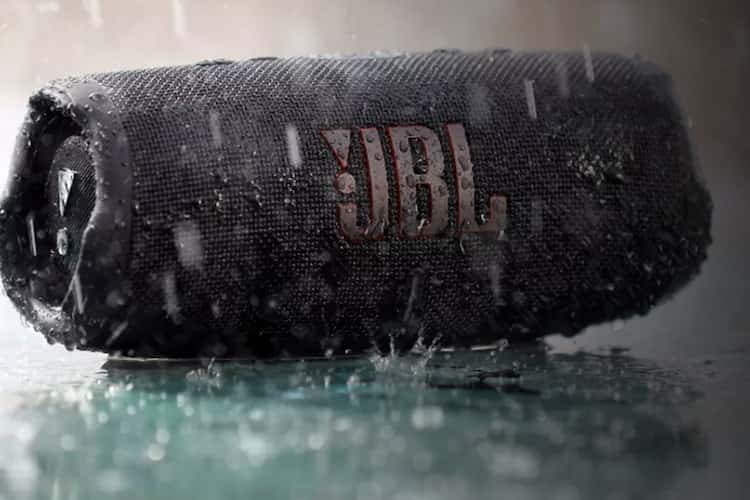 Der JBL Charge 5 ist gegen Regen und das zeitweilige eintauchen in Wasser gewappnet. Der JBL Charge 5 ist gegen Regen und das zeitweilige eintauchen in Wasser gewappnet.