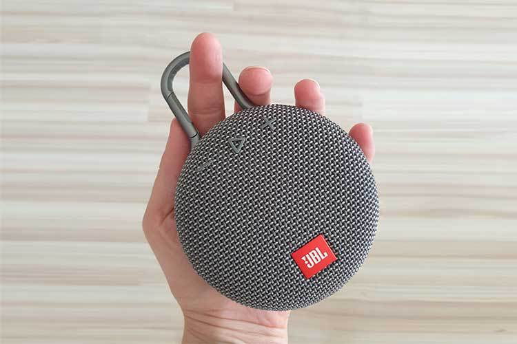 Aufgrund der kompakten Größe und seines geringen Gewichts ist JBL CLIP 3 ein optimaler Touren-Begleiter Aufgrund der kompakten Größe und seines geringen Gewichts ist JBL CLIP 3 ein optimaler Touren-Begleiter