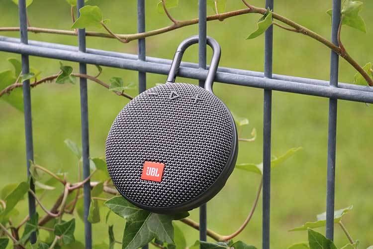 Bei kurzen Touren-Pausen ist JBL CLIP 3 schnell befestigt und sorgt mit den Lieblings-Beats für Stimmung Bei kurzen Touren-Pausen ist JBL CLIP 3 schnell befestigt und sorgt mit den Lieblings-Beats für Stimmung