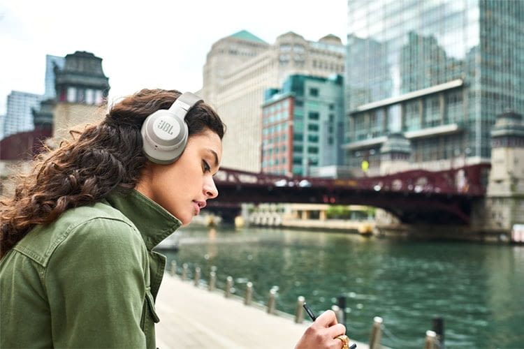 Macht eine gute Figur: Der JBL E65BTNC Bluetooth-Lautsprecher mit ANC Macht eine gute Figur: Der JBL E65BTNC Bluetooth-Lautsprecher mit ANC