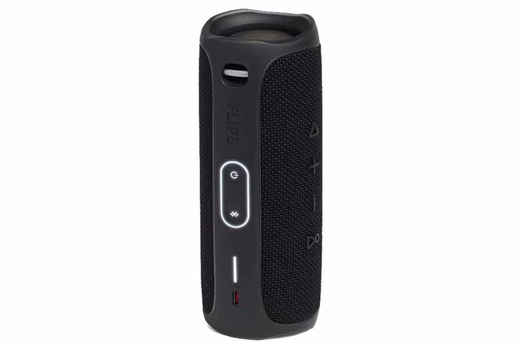 Im Gegensatz zum Vorgängermodell ist bei JBL Flip 5 der AUX-Eingang verschwunden, dafür wird der Status stylish illuminiert Im Gegensatz zum Vorgängermodell ist bei JBL Flip 5 der AUX-Eingang verschwunden, dafür wird der Status stylish illuminiert