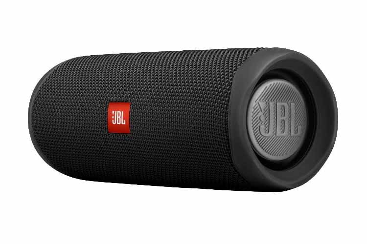 Die passiven Bass-Membranen sind seitlich am JBL Flip 5 Bluetooth-Lautsprecher angebracht Die passiven Bass-Membranen sind seitlich am JBL Flip 5 Bluetooth-Lautsprecher angebracht