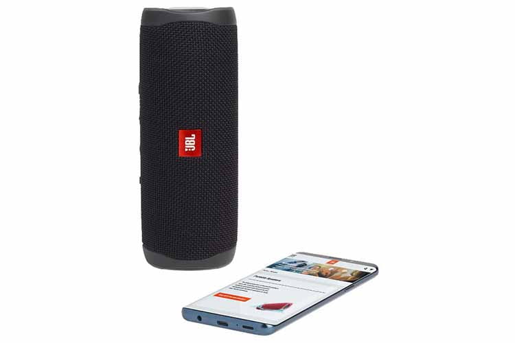 Mit JBL Flip 5 lässt sich jetzt auch via USB-C Kabel das Smartphone aufladen Mit JBL Flip 5 lässt sich jetzt auch via USB-C Kabel das Smartphone aufladen