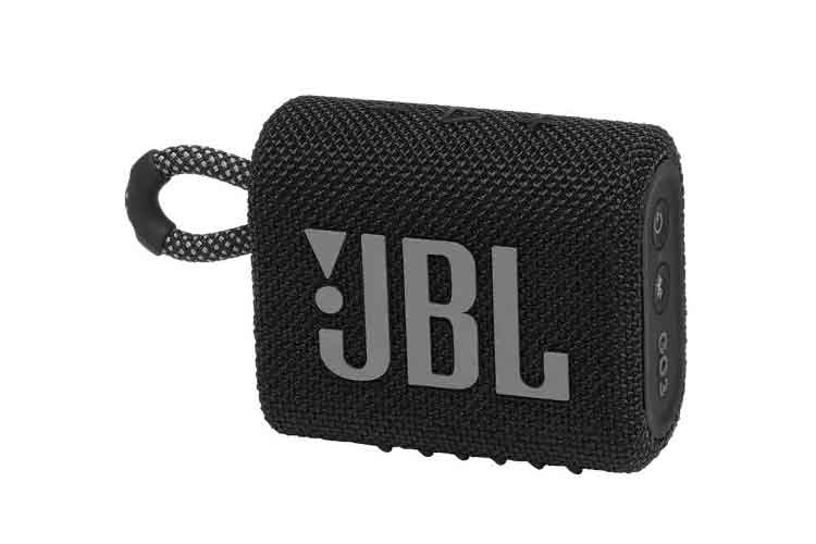 Der Sound wir auf der Seite des JBL-Logos abgestrahlt. Oben am Gerät finden sich die Tasten für die Musiksteuerung Der Sound wir auf der Seite des JBL-Logos abgestrahlt. Oben am Gerät finden sich die Tasten für die Musiksteuerung