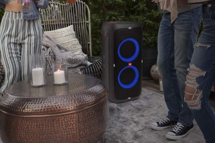Die JBL PartyBox 310 sorgt dank der verbauten Lichter für die richtige Stimmung auf jeder Feier. Die JBL PartyBox 310 sorgt dank der verbauten Lichter für die richtige Stimmung auf jeder Feier.