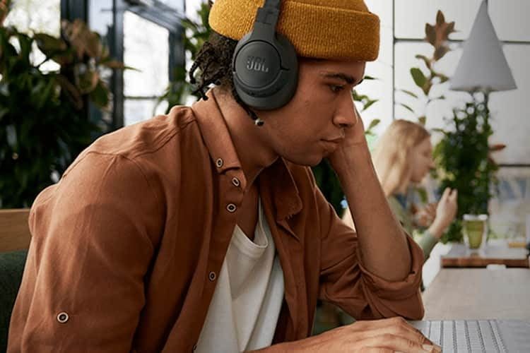 Dank Bluetooth-Multipoint-Verbindung koppeln Anwender ihren JBL Tune 770NC problemlos mit ihren Quellgeräten. Dank Bluetooth-Multipoint-Verbindung koppeln Anwender ihren JBL Tune 770NC problemlos mit ihren Quellgeräten.