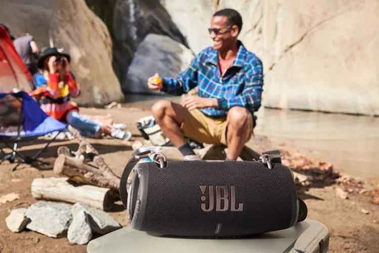 Knapp zwei Kilo bringt der JBL Lautsprecher XTREME 3 auf die Waage. Ein Tragegurt erleichtert den Transport Knapp zwei Kilo bringt der JBL Lautsprecher XTREME 3 auf die Waage. Ein Tragegurt erleichtert den Transport
