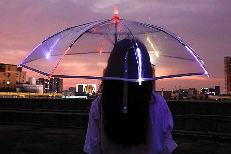 Nachts kann der Joyibay LED-Regenschirm auch für ein UFO gehalten werden Nachts kann der Joyibay LED-Regenschirm auch für ein UFO gehalten werden