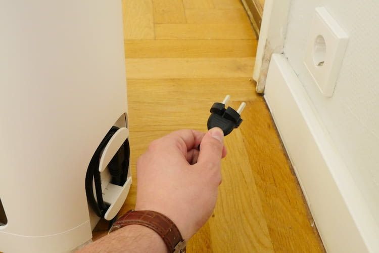 Beim Aufbau der nützlichen Absaugstation können Nutzer das Kabel einfach auf der Rückseite aufrollen. Beim Aufbau der nützlichen Absaugstation können Nutzer das Kabel einfach auf der Rückseite aufrollen.