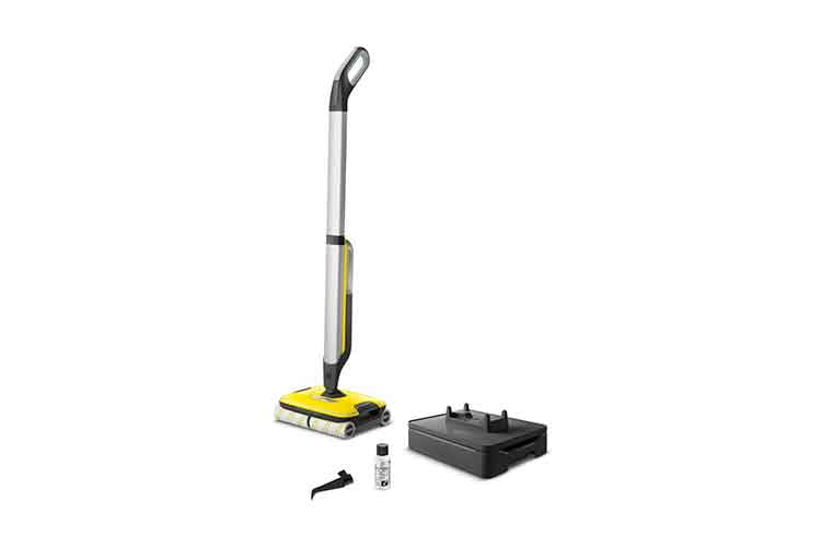 Im Lieferumfang: Kärcher FC 7 Cordless und Reinigunsstation (hinten) sowie Reinigungsmittel und Pflegebürste (vorne) Im Lieferumfang: Kärcher FC 7 Cordless und Reinigunsstation (hinten) sowie Reinigungsmittel und Pflegebürste (vorne)