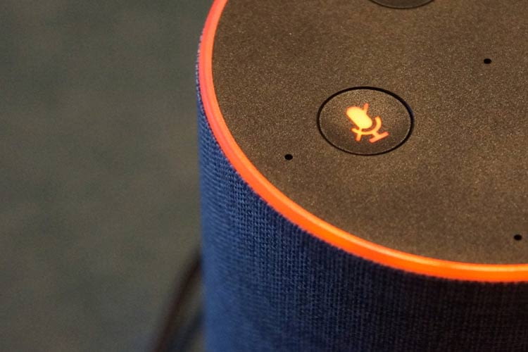 Bei älteren Alexa Geräten ziert die Ausschalttaste ein durchgestrichenes Mikrofon Bei älteren Alexa Geräten ziert die Ausschalttaste ein durchgestrichenes Mikrofon