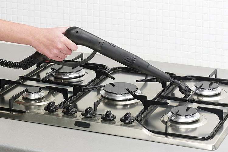 Auch den Herd reinigt der Bestron DWJ5280 Dampfreiniger mühelos Auch den Herd reinigt der Bestron DWJ5280 Dampfreiniger mühelos