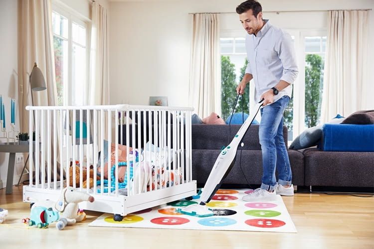 Das extra lange Kabel kann unter Umständen an Möbeln hängen bleiben Das extra lange Kabel kann unter Umständen an Möbeln hängen bleiben