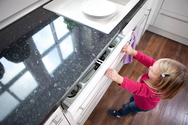 Schubladen mit gefährlichen Gegenständen sollten Eltern vor ihren neugierigen Kindern absichern Schubladen mit gefährlichen Gegenständen sollten Eltern vor ihren neugierigen Kindern absichern