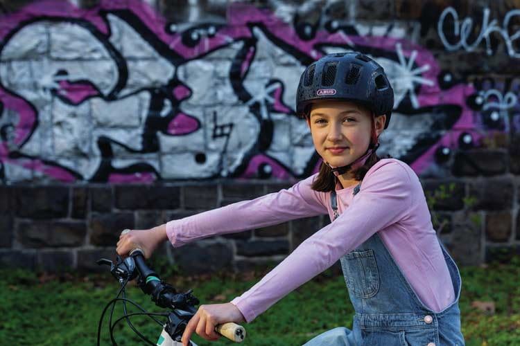 Den ABUS Youn-I 2.0 Kinderhelm gibt es in vielen Farbvarianten von bunt bis schlicht Den ABUS Youn-I 2.0 Kinderhelm gibt es in vielen Farbvarianten von bunt bis schlicht