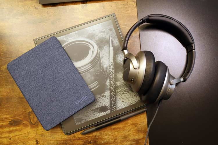 Im direkten Vergleich zu einem klassischen Kindle ist Kindle Scribe sehr viel größer Im direkten Vergleich zu einem klassischen Kindle ist Kindle Scribe sehr viel größer