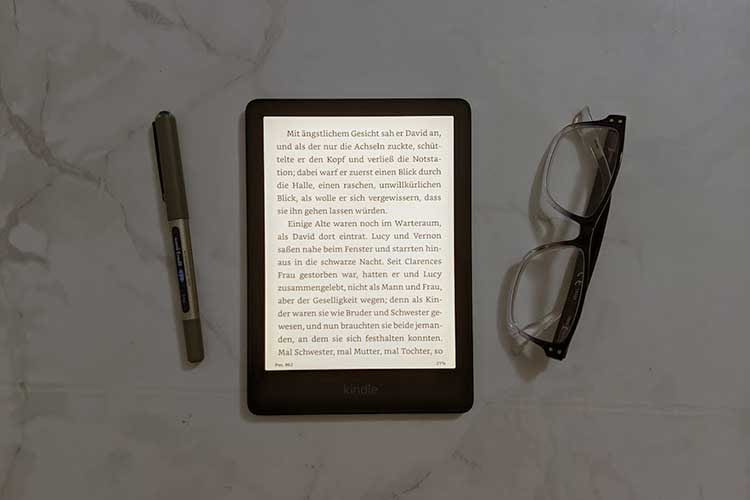 Kindle Paperwhite 2021 und Kindle Paperwhite Signature Edition bieten beide eine einstellbare Farbtemperatur Kindle Paperwhite 2021 und Kindle Paperwhite Signature Edition bieten beide eine einstellbare Farbtemperatur