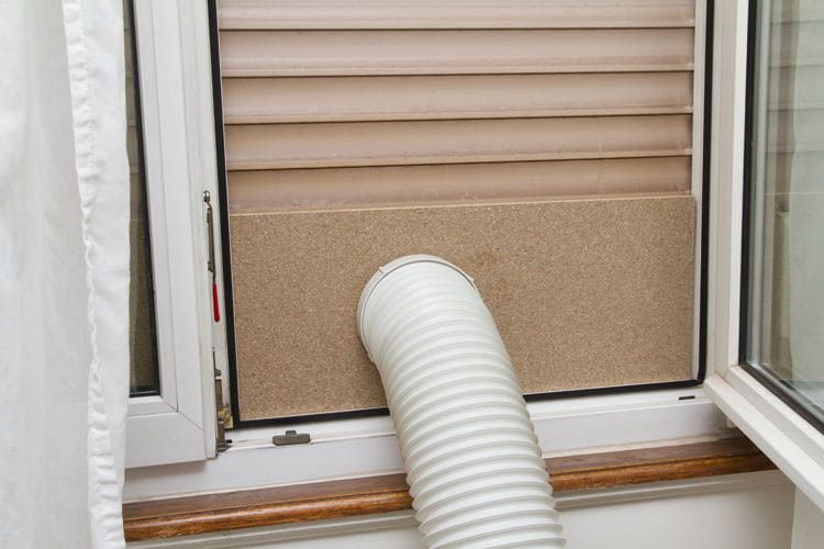Statt einem gekauften Fenster-Dichtungskit kann man auch eine DIY Lösung aus Holz verwenden Statt einem gekauften Fenster-Dichtungskit kann man auch eine DIY Lösung aus Holz verwenden