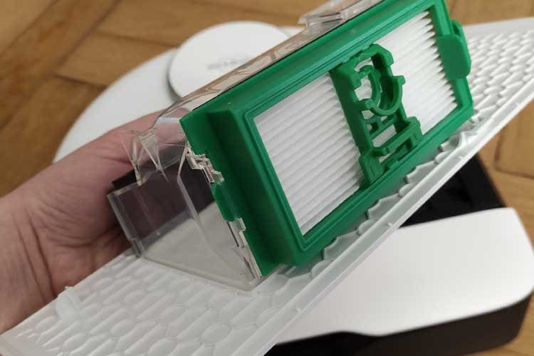 Am Saugroboterfilter, aber auch in der Servicestation können Duftchips eingesetzt werden, die separat erhältlich sind Am Saugroboterfilter, aber auch in der Servicestation können Duftchips eingesetzt werden, die separat erhältlich sind