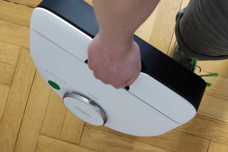 Der Saugroboter Kobold VR7 lässt sich dank Griff einfach transportieren Der Saugroboter Kobold VR7 lässt sich dank Griff einfach transportieren