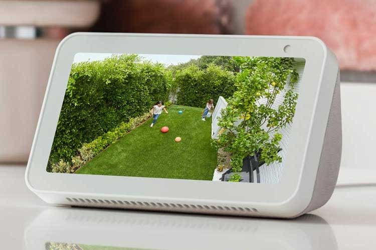 Die Ring Stick Up Cam Plug-In ist mit verschiedenen Echo-Geräten kompatibel Die Ring Stick Up Cam Plug-In ist mit verschiedenen Echo-Geräten kompatibel