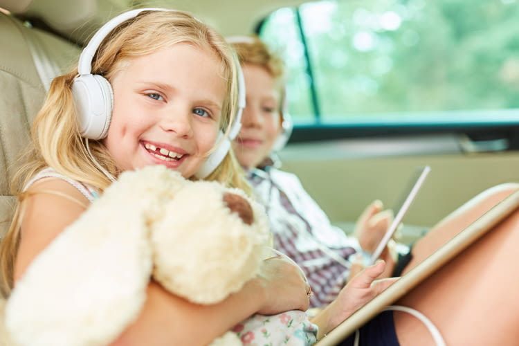Auch für Kinder gibt es spannende Hörbücher, die ihnen z.B. lange Autofahrten versüßen Auch für Kinder gibt es spannende Hörbücher, die ihnen z.B. lange Autofahrten versüßen