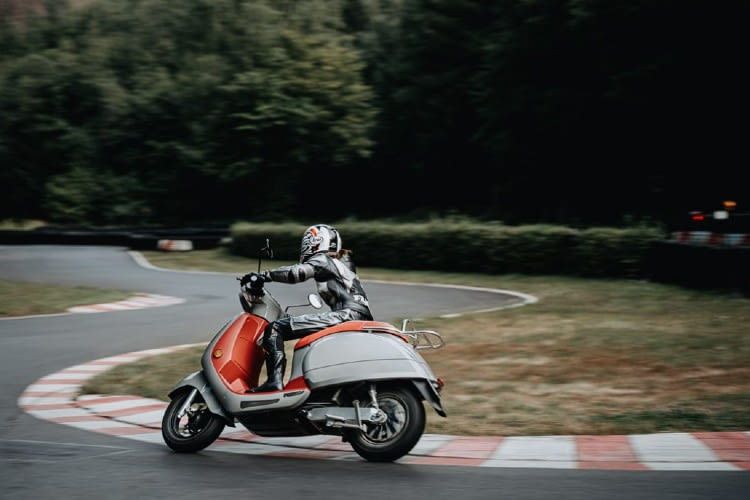 Für schnellere Fahrten eignet sich der 54i:gnite von Kumpan Für schnellere Fahrten eignet sich der 54i:gnite von Kumpan