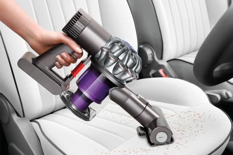 Dyson V6 Trigger+ in der 2017-Version ist am violetten Staubbehälter erkennbar Dyson V6 Trigger+ in der 2017-Version ist am violetten Staubbehälter erkennbar