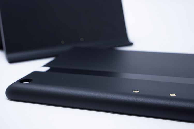 Das Fire HD 8 wird in eine Schutzschale gesetzt, diese verbindet sich via Magneten mit dem Ladedock Das Fire HD 8 wird in eine Schutzschale gesetzt, diese verbindet sich via Magneten mit dem Ladedock