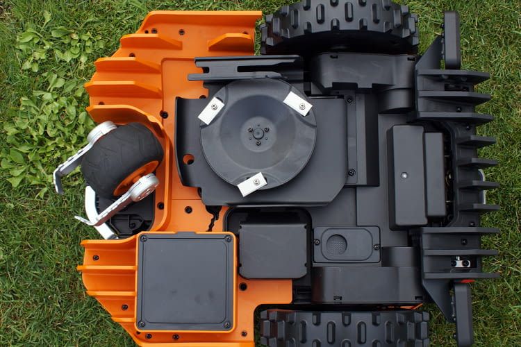 Hier ist zu sehen, dass Worx Vision (wie die meisten Mähroboter) auf drei Klingen setzt Hier ist zu sehen, dass Worx Vision (wie die meisten Mähroboter) auf drei Klingen setzt