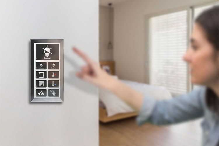 Die Bedienung eines intteligenten Smart Homes erfolgt meist über ein Touch-Panel. Hier das LCN Bedien-Panel GT12 Die Bedienung eines intteligenten Smart Homes erfolgt meist über ein Touch-Panel. Hier das LCN Bedien-Panel GT12