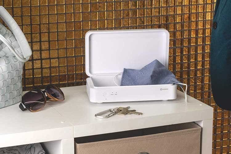 Der LEDVANCE UV-C Sterilisator lässt sich dank Akku auch im Auto oder auf Reisen mitnehmen Der LEDVANCE UV-C Sterilisator lässt sich dank Akku auch im Auto oder auf Reisen mitnehmen