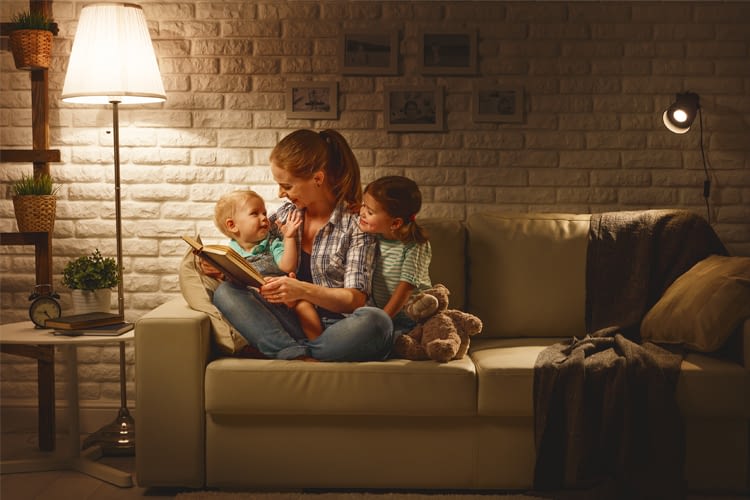 Mit sprachgesteuerter Lichttechnik die Hände frei haben für wirklich Wichtiges Mit sprachgesteuerter Lichttechnik die Hände frei haben für wirklich Wichtiges